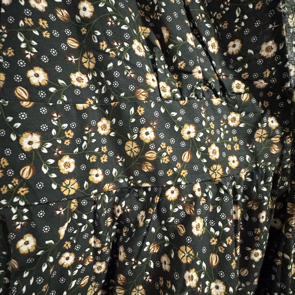 H&M V neck poplin Black Dress with White and Yellow Floral Pattern - Picture 4 of 10